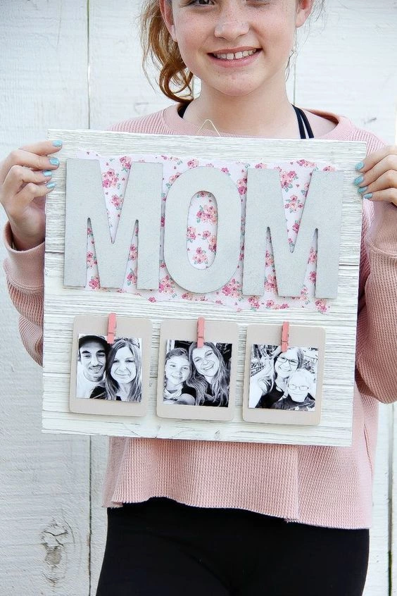 Creative Mother's Day Gift - DIY Pallet Picture Frame #mothersday #diygift #diypictureframe